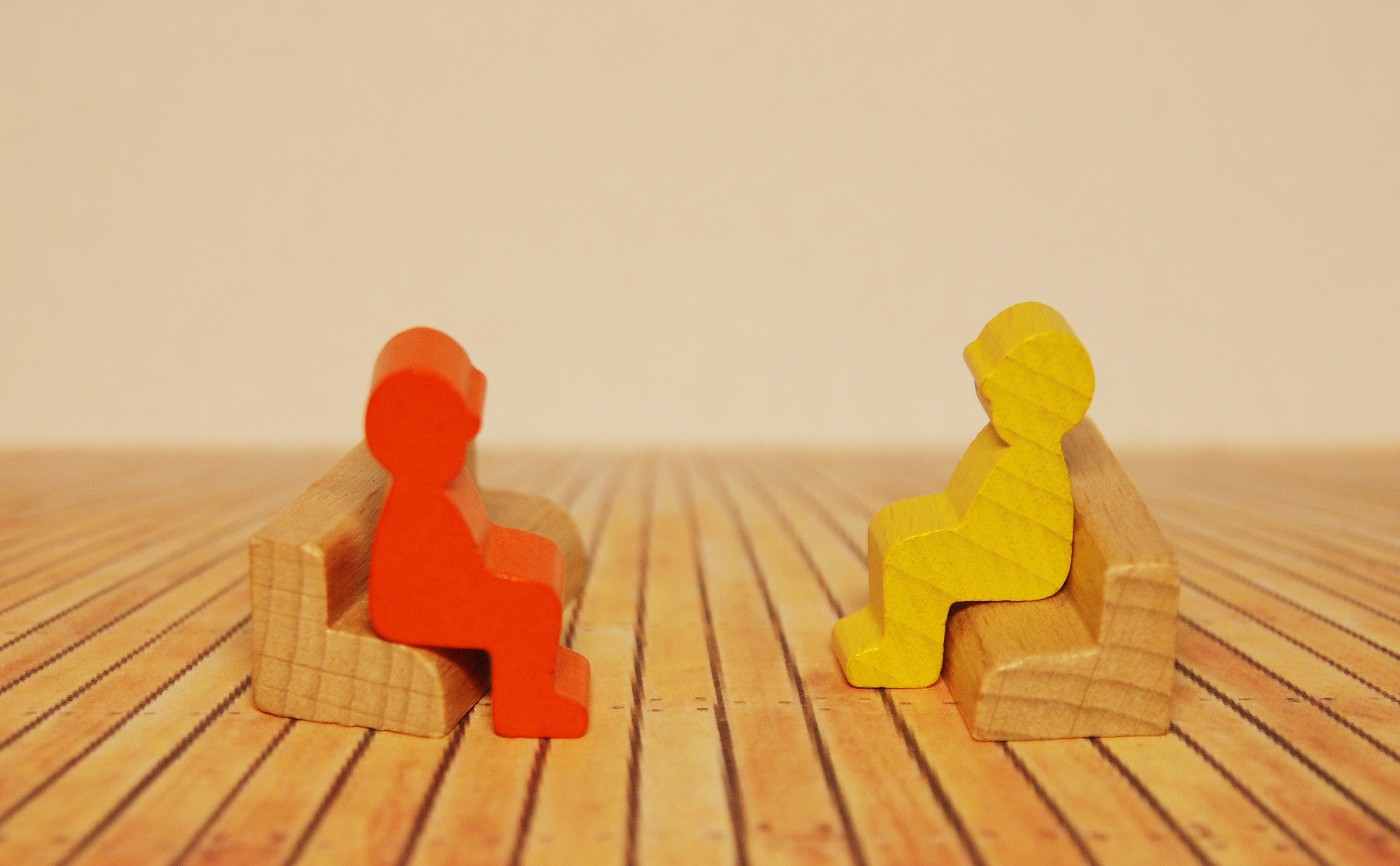 Zwei Menschen sitzen sich in einem Interview gegenüber