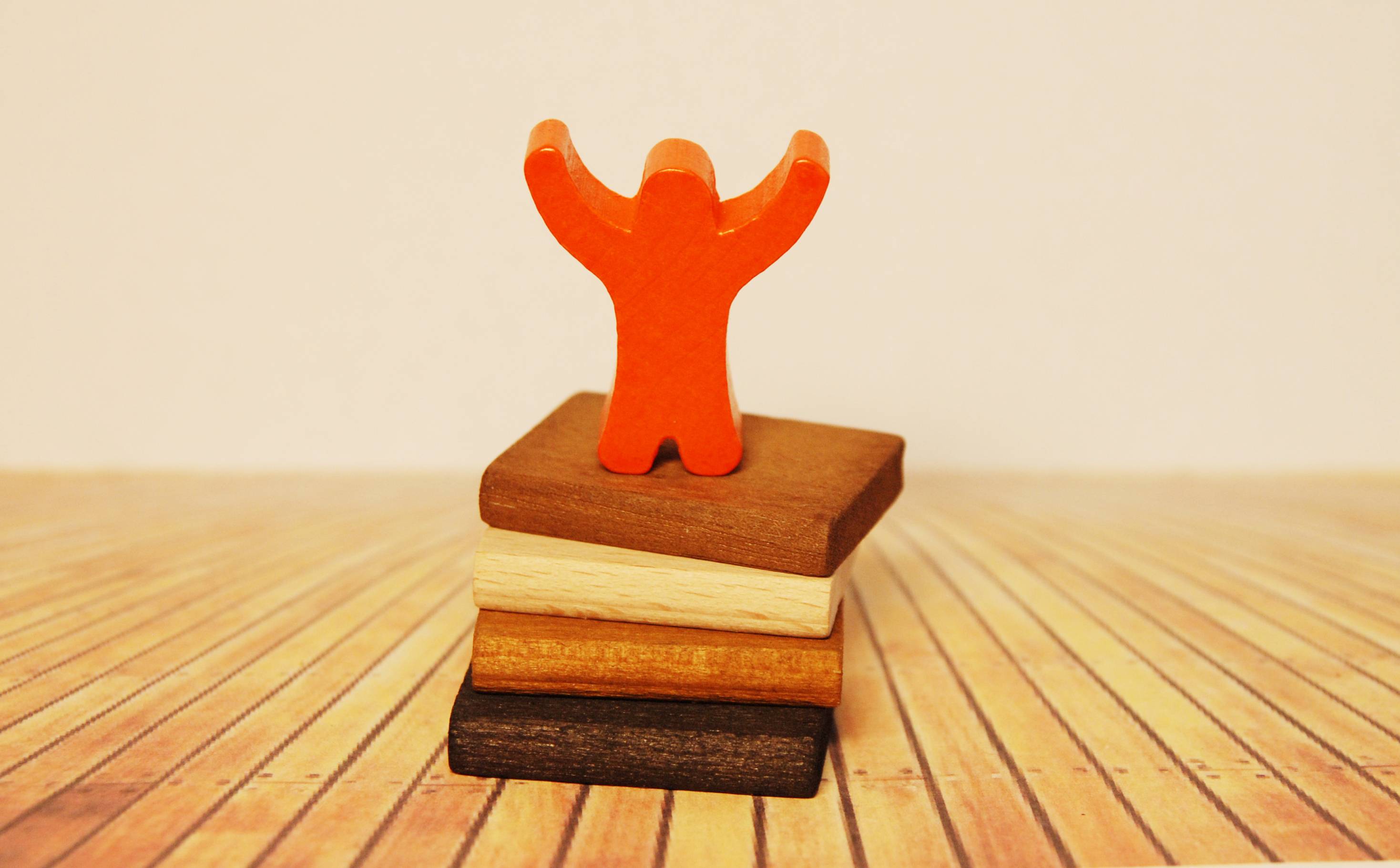 Siegerpose auf Bücherstapel