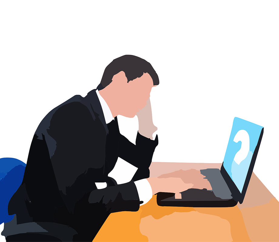 Mann sitzt nachdenklich vor einem Notebook