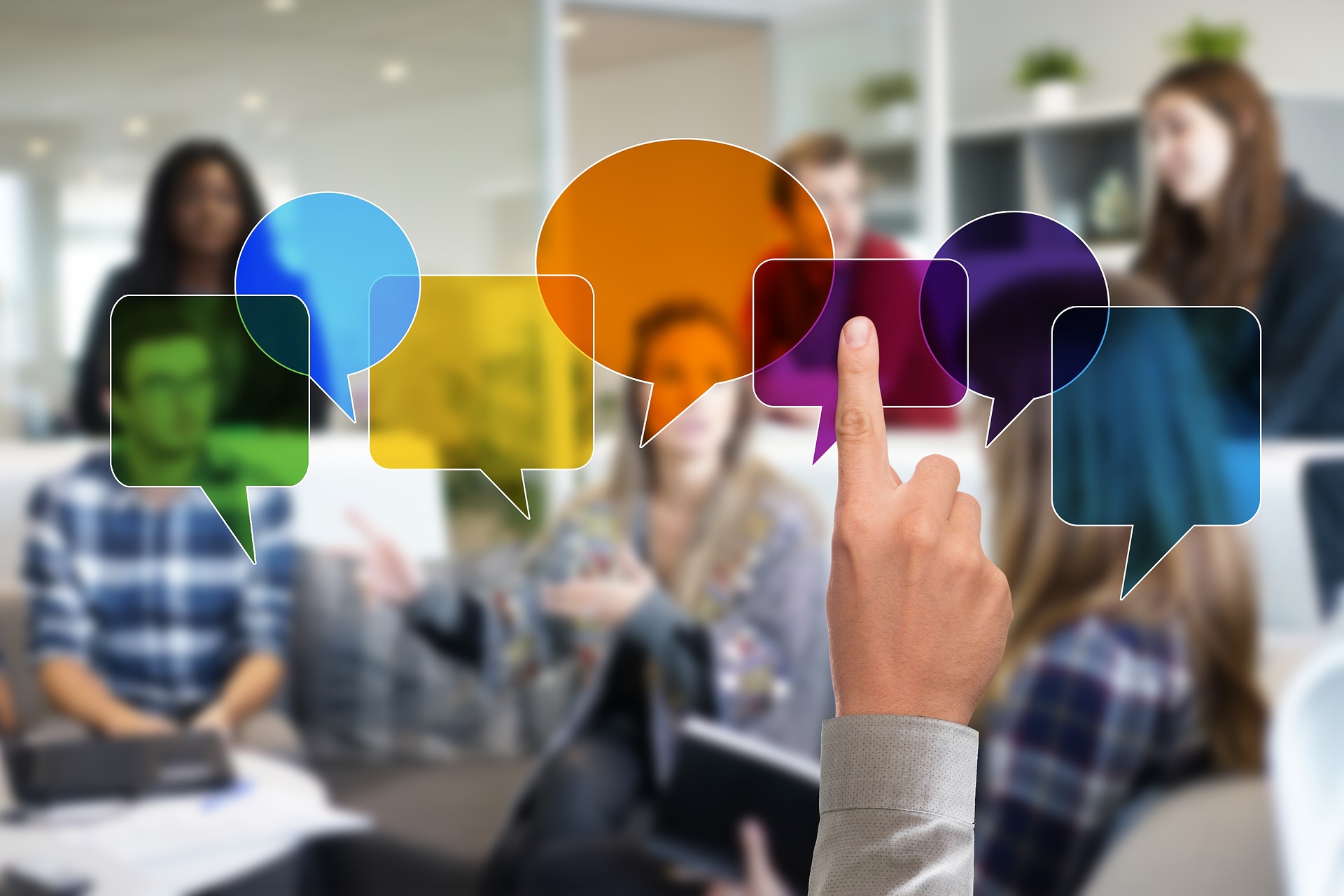 Gruppe von Personen, über denen Sprechblasen gezeichnet sind